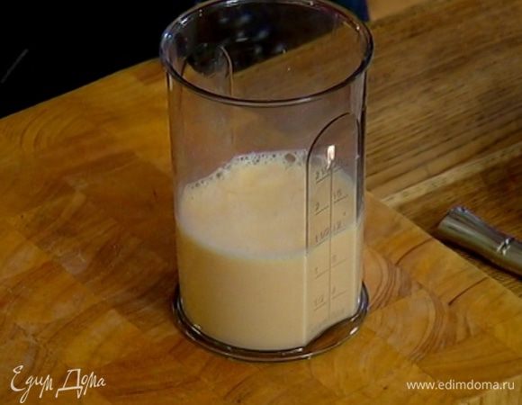 Яйца с молоком взбить миксером, добавить оставшийся сахар, соль и еще немного взбить.