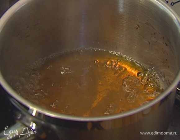 Всыпать 3 ст. ложки сахара в небольшую кастрюлю, залить 1 стаканом воды, добавить лавровый лист, гвоздику, кардамон, палочку корицы и варить сироп до полного растворения сахара.