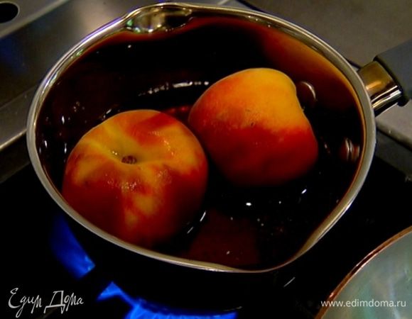 Персики целиком опустить в сироп и немного потомить их, периодически переворачивая.