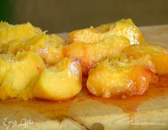 Вынуть персики из сиропа, снять с них кожицу, разрезать пополам и, удалив косточку, нарезать кусочками.