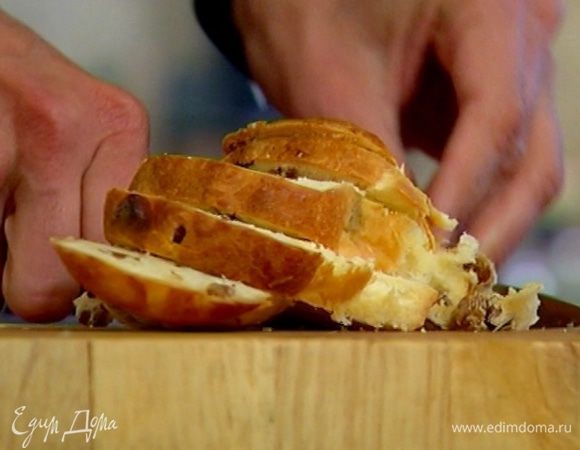 Булки нарезать ломтиками, поместить в яично-молочную смесь и дать пропитаться.