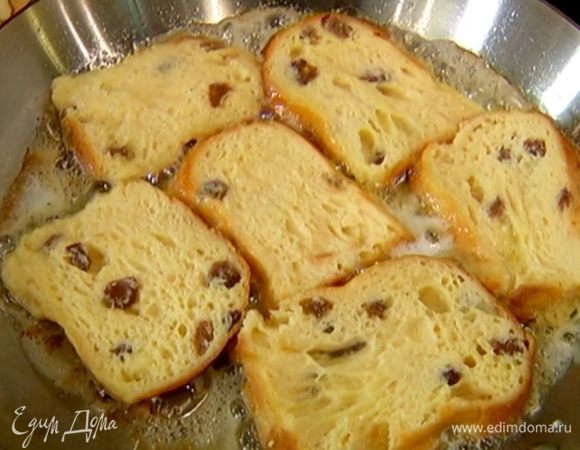 Разогреть в сковороде сливочное масло и обжарить гренки с двух сторон до хрустящей, золотистой корочки.