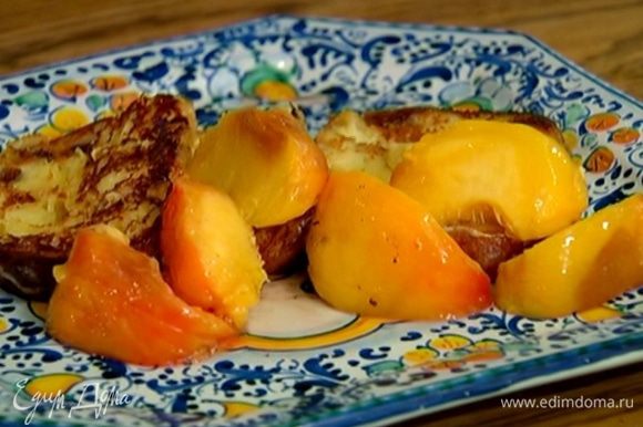 Выложить на гренки кусочки персика, сбрызнуть сиропом и подавать с домашним творогом.