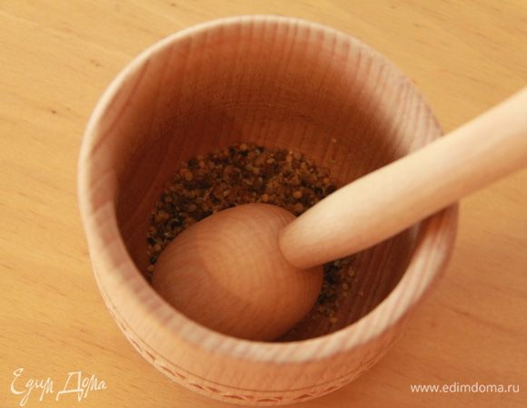 Размолоть специи в ступке или в кофемолке.