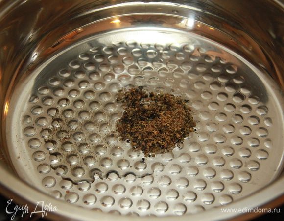 В сотейник с толстым дном налить масло, добавить размолотые специи, прогреть.