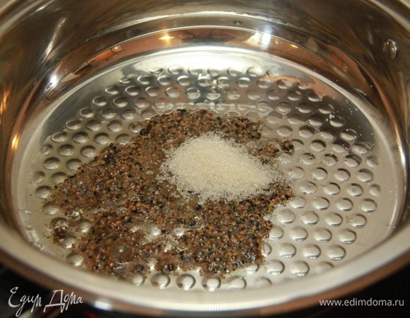 Добавить оставшийся сахар, дождаться его растворения.