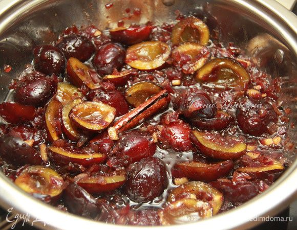 Добавить сливы, тушить под крышкой, периодически помешивая, ещё минут 20 (+ -) до мягкости слив.