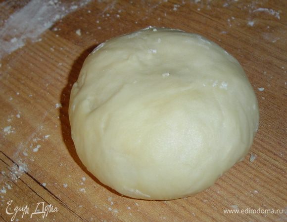 Прежде всего готовим тесто, для этого смешиваем просеянную муку, размягченное сливочное масло и 1 яйцо, замешиваем эластичное тесто, которое отправляем на полчаса в холодильник. 