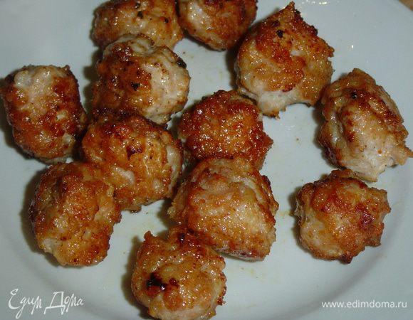 Пока тесто охлаждается, готовим мясные шарики.
В готовый фарш добавляем соль и перец по вкусу, 1 ст.л. холодной воды, перемешиваем, а из полученной массы формируем шарики, которые обжариваем на растительном масле.