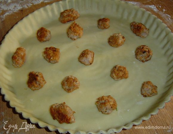 На тесто выкладываем мясные шарики,