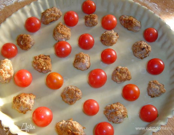 Чередуя с помидорами черри.