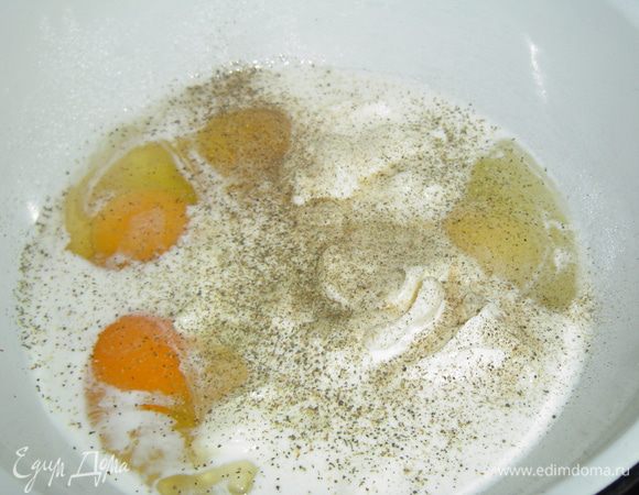 А теперь приготовим заливку, для этого смешиваем сливки с тремя яйцами, солью, перцем, специями для помидоров, измельченной зеленью и хорошенько все взбиваем.