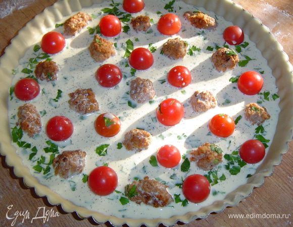 Выливаем заливку на мясные шарики с помидорами черри, выпекаем при 180 гр. 40 минут.