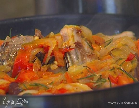 На мясо сверху выложить овощи, присыпать оставшейся петрушкой и подавать.