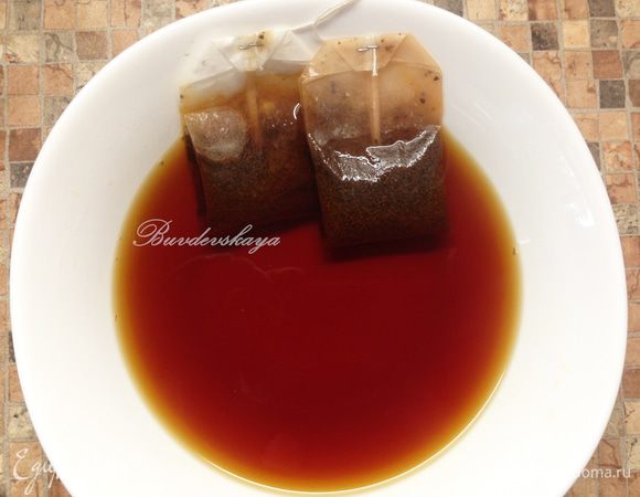 Залить чайные пакетики кипятком и дать настояться, чтобы получилась крепкая заварка. Затем добавить мед и тщательно размешать до его полного растворения.