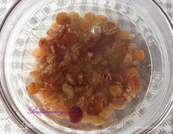 Изюм положить в миску и залить кипятком, оставить минут на 7-10. Слить воду.