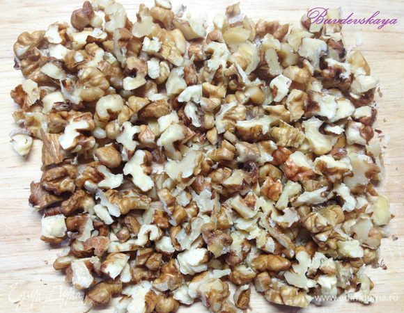  Грецкие орехи порубить ножом.
