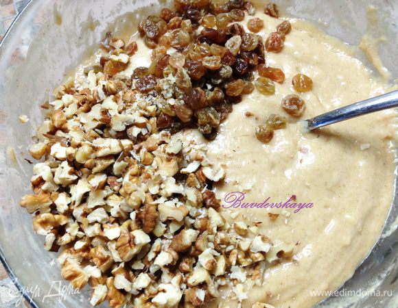 В глубокую миску просеять муку вместе с  разрыхлителем и добавить специи. К мучной смеси добавить сахар, растительное масло, заваренный чай, изюм и орехи. Тщательно перемешать, чтобы не было комочков. Тесто получается по консистенции густой сметаны.