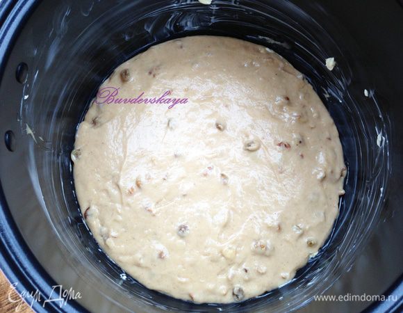 Чашу мультиварки смазать сливочным маслом (если пост- то растительным) и выложить в чашу тесто. Выбрать режим«Выпечка» на 65 минут и при необходимости  режим  «Подогреве»  на 15-20 минут.  Если готовить коврижку в духовке, то выпекать при температуре 180 градусов 35-45 минут. Готовность проверять зубочисткой. Коврижку перевернуть на блюдо и посыпать сахарной пудрой, украсить по желанию. А еще эту коврижку можно превратить в торт, разрезав ее на коржи и смазав вареньем или кремом (если это не постный вариант). ENJOY !