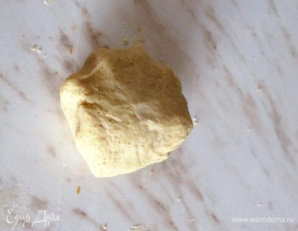 Приготовим тесто на штрейзель.
Масло перетрем с сахаром и вмесим муку. Получившийся комок теста уберем в холодильник.