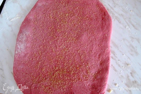 В хлебопечке замесим тесто. Длительность 1,5 часа, режим "Тесто". Шафран придает тесту интенсивный розовый цвет. Раскатываем тесто примерно в полтора раза длиннее нашей формы.
