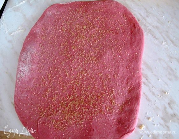 В хлебопечке замесим тесто. Длительность 1,5 часа, режим "Тесто".
Шафран придает тесту интенсивный розовый цвет. Раскатываем тесто примерно в полтора раза длиннее нашей формы.