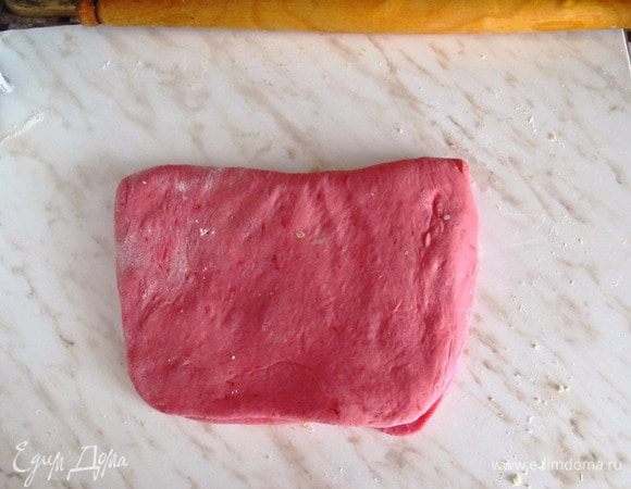 Тесто складываем пополам и раскатываем. Повторяем процедуру с маслом и сахаром. Снова складываем так, чтобы сгиб был с противоположного края.