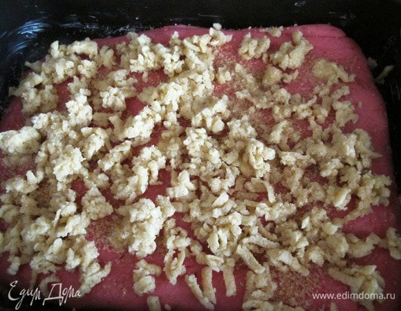 Поверхность фокаччи посыпаем натертым тестом, специями, и отправляем в тёплое место на полчаса  на расстойку. 
С расстойкой у меня получилась смешная история.Тесто постояло у меня полчаса на столе. Ничего особенного с ним не произошло. Поставила его на выпечку, и не посмотрела, что у меня включен только режим выпекания,-конвекция, а градусы выставлены минимальные, где-то в районе 40-50-ти. Через полчаса посмотрела на него через стекло и очень удивилась. При том, что тесто поднялось раза в три, верх был абсолютно бледный. Открываю духовку, и понимаю, что там просто очень тепло, и тесто шикарно поднялось. Теперь буду для расстойки пользоваться именно таким методом. 30 мнут при 40 градусах, а затем поднять температуру и допечь.
