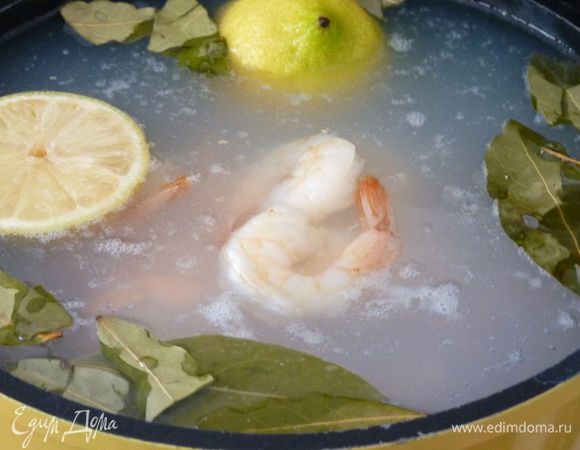 Отварить креветки:  в среднюю кастрюлю влить примерно 1. 5 л воды, добавить лавровый лист  и лимон, довести до кипения. Добавить креветки и варить до готовности, от 3 до 5 минут. 
