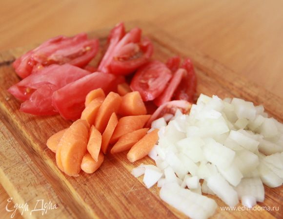 Подготовить овощи: натереть, нашинковать, нарезать. Как показала практика, помидоры лучше очистить от кожицы.