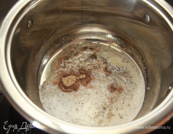 Специи обжарить на растительном масле в сотейнике или в кастрюле с толстым дном.