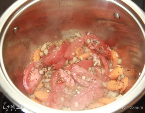 Добавить овощи, обжарить.