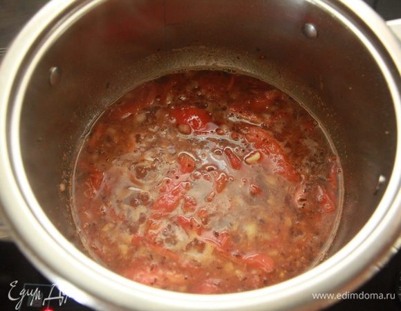 Залить кипятком, варить на слабом огне под крышкой 20 минут.