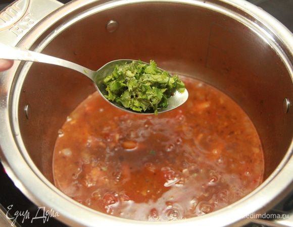 Добавить кинзу. Снять с огня, дать настояться под крышкой минут 15.