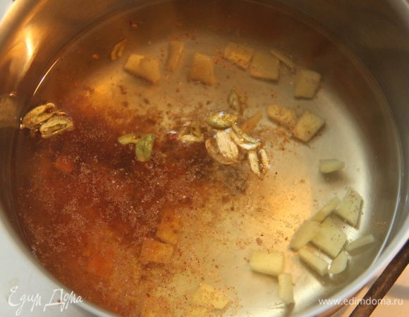 Воду вскипятить, добавить все специи, кроме корицы, добавить имбирь, проварить пару минут.