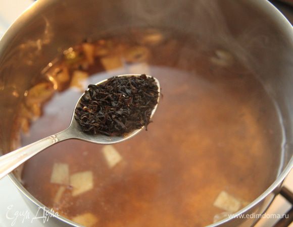 Добавить чай, проварить ещё 1 минуту. Выключить огонь, накрыть крышкой, дать настояться 5-7 минут.