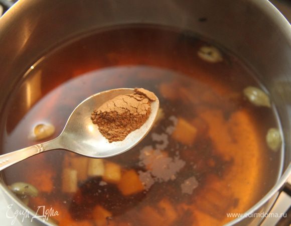 Добавить корицу (добавляем в конце, потому что корица не любит долгого кипячения).