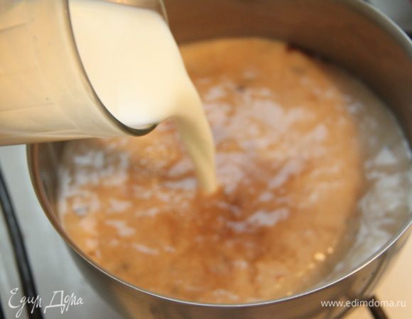 Снова включить огонь. Влить молоко, довести почти до кипения, но не кипятить! Чай процедить.