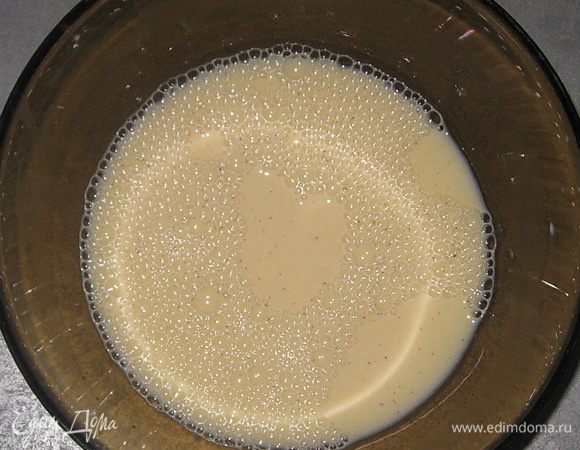 В теплом молоке растворить дрожжи. Добавить яйцо, сахар, соль, ванилин и растопленное сливочное масло. Все хорошо перемешать. 