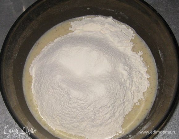 Добавить просеянную муку. 