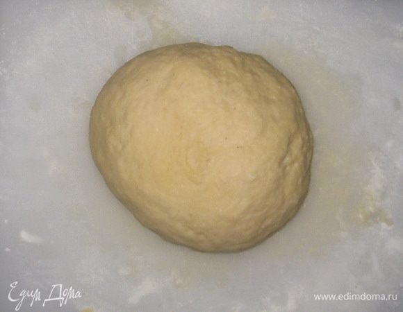 Тесто скатать в шар.
