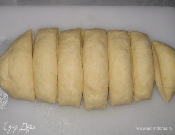 Сформировать форму булки и разрезать тесто на 7 частей. 