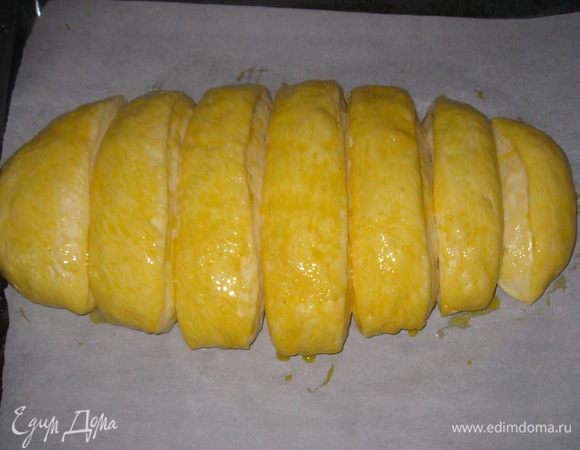 Смазать желтком.