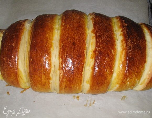 Духовку разогреть до 220 с. Выпекать 10-15 минут. Готовую булку остудить на решетке. 