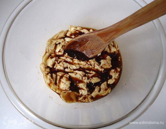 Смешать мягкое масло с сахаром и охлажденным кофе в чаше.
Перемешать.
