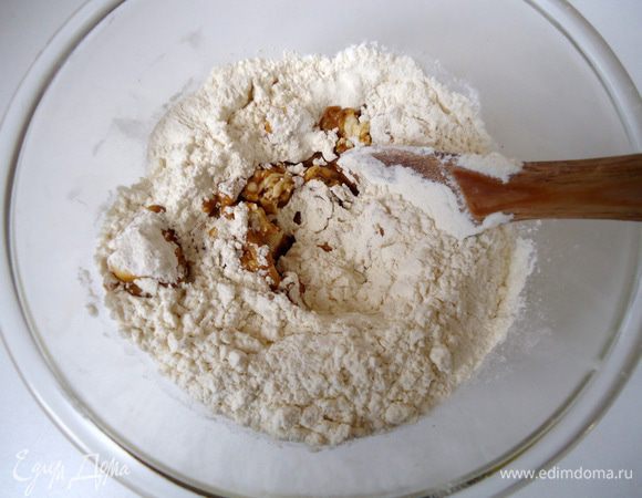 Муку с разрыхлителем просеять. Добавить в замесочное блюдо.
