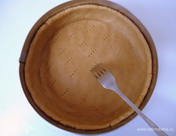 Достать форму с тестом из холодильника. 
Тесто наколоть вилкой. 
