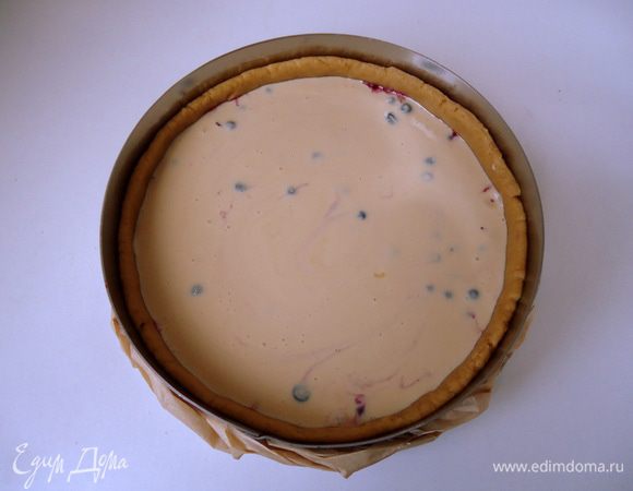 Вылить сверху заливку. Выпекать в заранее разогретой духовке до 200 гр.  примерно 40-60 мин. Готовый пирог вынуть из печи. Остудить, не вынимая из формы. 
