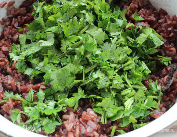 Рис хорошо промыть, залить водой в соотношении 1/2,5, довести до кипения, уменьшить огонь и варить 40 минут, охладить. Зелень помыть, обсушить и мелко порубить, соединить с рисом и перемешать.