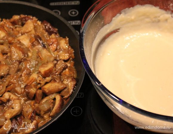 Очищенные и помытые грибы нарезать произвольно, спассеровать репчатый лук и морковь на оливковом масле, добавить грибы, обжарить 5 мин. на сильном огне, потом убавить огонь и тушить около 20 минут. Посолить, поперчить по вкусу. Сметану и яйца смешать, добавить соль, сахар, просеять муку и разрыхлитель. Тесто получается по густоте как сметана. Смешать грибы с тестом. 